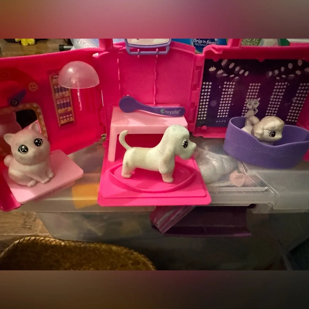 Crayola scribble & scrub pet salon w/ 3 pets (RETIRED)